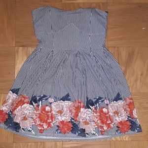 Stripped strapless dress, with floral print
